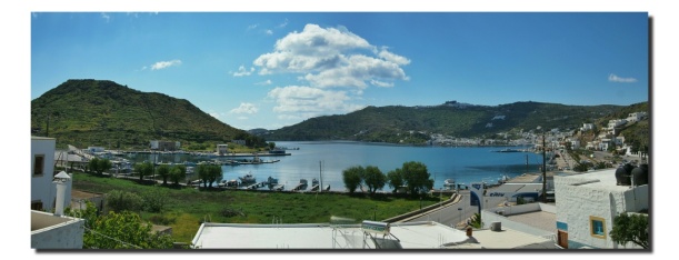 Blick von den Suzana Apartments auf den Hafen von Patmos