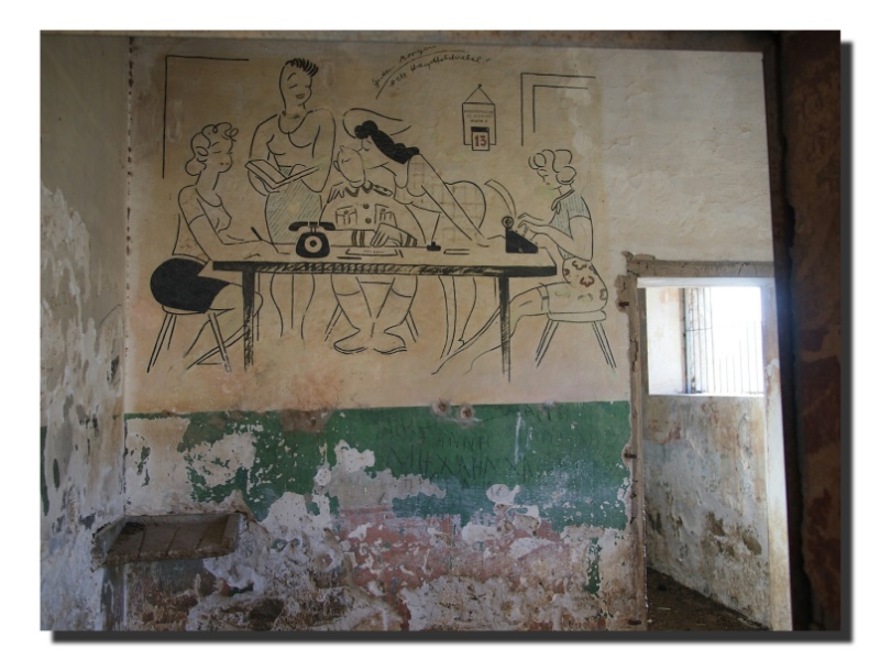 Zeichnung  mit der Inschrift "Guten Morgen Herr Hauptfeldwebel" in verlassener Ruine in Leros