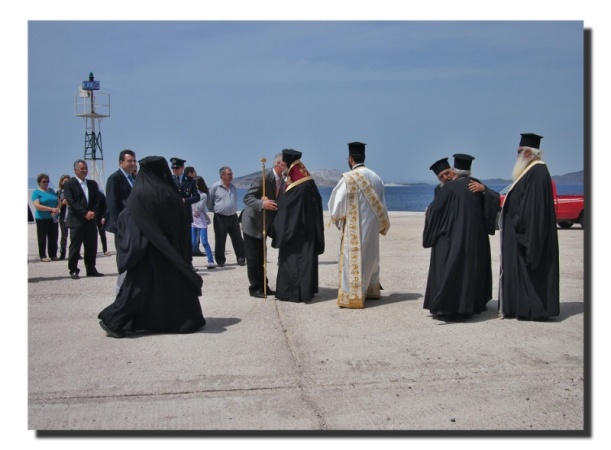 Der Erzbischof von Kos besucht Nisyros