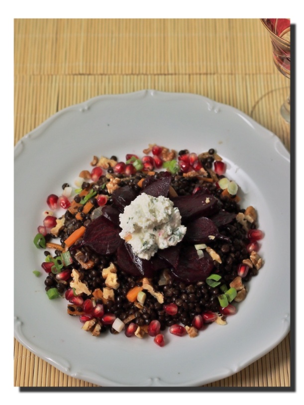 Linsen-Rote-Bete Salat mit Granatapfel und Walnuss