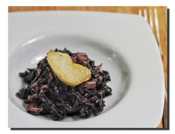 Schwarzer Reis mit Radicchio, Vacherin und Birnenspalten